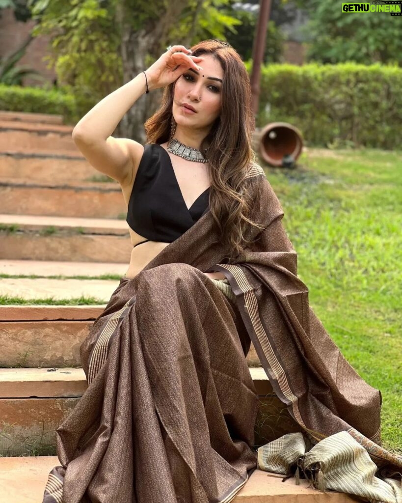 Alisshaa Ohri Instagram - Currently obsessing over cotton sarees 🥻🤍⁣ ⁣ ⁣ ⁣ ⁣ ⁣ ⁣ ⁣ ⁣ ⁣ #AlisshaaOhri #Actor #Bollywood #Saree #CottonSaree #Fashion #Traditional