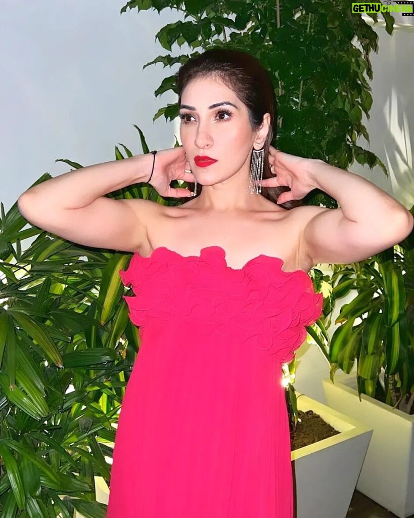 Alisshaa Ohri Instagram - Scarlet dreams.⁣ ⁣ ⁣ ⁣ ⁣ ⁣ ⁣ ⁣ ⁣ ⁣ ⁣ ⁣ ⁣ ⁣ ⁣ ⁣ #AlisshaaOhri #Actor #RedDress #Glamour #StunningInRed #FashionGoals #DressedUp #BoldAndBeautiful #RavishingInRed #PicOfTheDay #InstaMood #Explore #FashionDiaries #FashionAddict