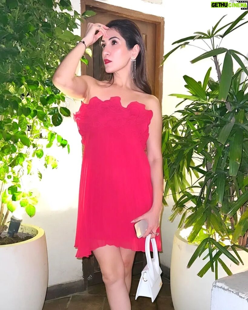 Alisshaa Ohri Instagram - Scarlet dreams.⁣ ⁣ ⁣ ⁣ ⁣ ⁣ ⁣ ⁣ ⁣ ⁣ ⁣ ⁣ ⁣ ⁣ ⁣ ⁣ #AlisshaaOhri #Actor #RedDress #Glamour #StunningInRed #FashionGoals #DressedUp #BoldAndBeautiful #RavishingInRed #PicOfTheDay #InstaMood #Explore #FashionDiaries #FashionAddict