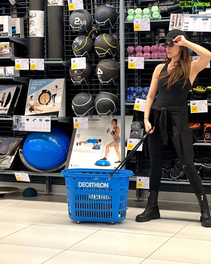 Alisshaa Ohri Instagram - My favourite weekend workout 🛒⁣ ⁣ ⁣ ⁣ ⁣ ⁣📍@decathlonsportsindia ⁣ ⁣ ⁣ ⁣ ⁣ #RetailTherapy #ShopTillIDrop #WeekendShopping #RetailWorkout #ShopaholicFitness #FashionFinds #ShopSmartSweatHard #ShoppingSpree #FitShopper #ExerciseInStyle #HealthyHaul #FashionFitnessFun