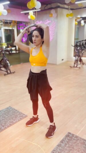 Alisshaa Ohri Instagram - If you're ready to take your fitness journey to the next level, I've got a high-energy workout video for you. 

Let's get moving and crush those goals together! 💪

#AlisshaaOhri #Actor #Gym #Workout
