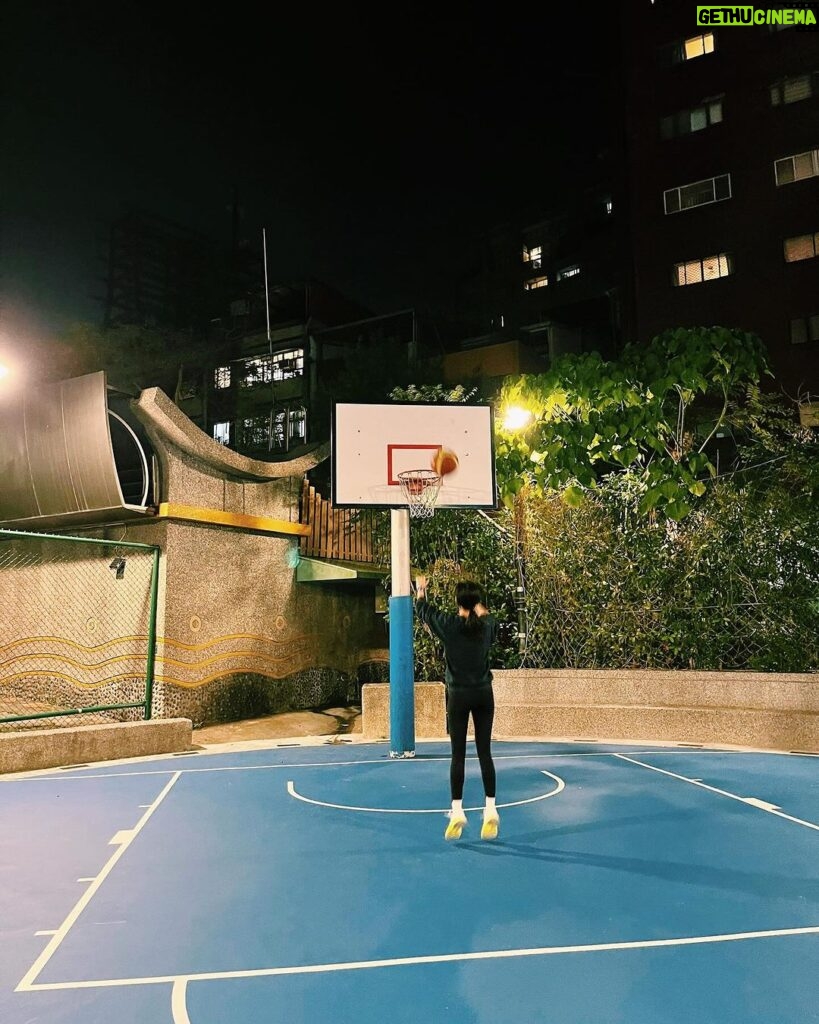 Allison Lin Instagram - 高中時代 最喜歡的就是籃球 與just do it的勾勾 超帥氣 @nike #metcon