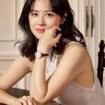 Allison Lin Instagram - 從前在美國讀書時最喜歡的就是FOSSIL這個品牌，這次很高興擔任FOSSIL品牌形象大使，拍攝形象照時，曾經那些美好時光回憶便一起紛湧而至。 Lennox金釦方包是我喜歡的吐司包，懷舊風格加上復古金釦，讓我想起和心儀對象約會時，小心翼翼選擇搭配的包包；和期末上台報告，陪著我一起克服緊張的腕錶。如同FOSSIL全新品牌形象《Made For This 時刻相伴，為此而生》，人生的每一刻，都有FOSSIL的陪伴，細緻而美好。 @fossil #FossilTW #台灣總代理青霆亞太 @dfapactw #MadeForThis #FossilCollective