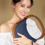 Allison Lin Instagram - 從前在美國讀書時最喜歡的就是FOSSIL這個品牌，這次很高興擔任FOSSIL品牌形象大使，拍攝形象照時，曾經那些美好時光回憶便一起紛湧而至。 Lennox金釦方包是我喜歡的吐司包，懷舊風格加上復古金釦，讓我想起和心儀對象約會時，小心翼翼選擇搭配的包包；和期末上台報告，陪著我一起克服緊張的腕錶。如同FOSSIL全新品牌形象《Made For This 時刻相伴，為此而生》，人生的每一刻，都有FOSSIL的陪伴，細緻而美好。 @fossil #FossilTW #台灣總代理青霆亞太 @dfapactw #MadeForThis #FossilCollective