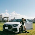 Allison Lin Instagram - 一直都是愛車人士的我，很開心這次有機會可以和 Audi 合作 Audi Q8 的大器美學，讓我更顯自信風采 寬敞大空間，享受最療癒的時光 優美的輪廓和車頂曲線，讓人一眼就想留住它的美 如同我拿著最愛的相機，每一刻都想留住最美好的剎那 讓生活不只是過活，更是精彩的活過 跟我一起讓每分每秒更加美妙🫶 現在至 Audi 展示中心完成任一車款試駕，即可獲得限量 Audi x It’s Saturday 聯名純手工水泥蠟燭，還有機會免費入住星級飯店，體驗【 2 天 1 夜 Audi 極嚮之旅 】 @audi_tw #Audi #AudiTaiwan #AudiQ8