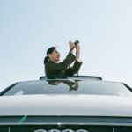 Allison Lin Instagram - 一直都是愛車人士的我，很開心這次有機會可以和 Audi 合作 Audi Q8 的大器美學，讓我更顯自信風采 寬敞大空間，享受最療癒的時光 優美的輪廓和車頂曲線，讓人一眼就想留住它的美 如同我拿著最愛的相機，每一刻都想留住最美好的剎那 讓生活不只是過活，更是精彩的活過 跟我一起讓每分每秒更加美妙🫶 現在至 Audi 展示中心完成任一車款試駕，即可獲得限量 Audi x It’s Saturday 聯名純手工水泥蠟燭，還有機會免費入住星級飯店，體驗【 2 天 1 夜 Audi 極嚮之旅 】 @audi_tw #Audi #AudiTaiwan #AudiQ8