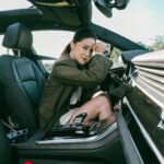 Allison Lin Instagram - 一直都是愛車人士的我，很開心這次有機會可以和 Audi 合作 Audi Q8 的大器美學，讓我更顯自信風采 寬敞大空間，享受最療癒的時光 優美的輪廓和車頂曲線，讓人一眼就想留住它的美 如同我拿著最愛的相機，每一刻都想留住最美好的剎那 讓生活不只是過活，更是精彩的活過 跟我一起讓每分每秒更加美妙🫶 現在至 Audi 展示中心完成任一車款試駕，即可獲得限量 Audi x It’s Saturday 聯名純手工水泥蠟燭，還有機會免費入住星級飯店，體驗【 2 天 1 夜 Audi 極嚮之旅 】 @audi_tw #Audi #AudiTaiwan #AudiQ8