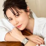 Allison Lin Instagram - 從前在美國讀書時最喜歡的就是FOSSIL這個品牌，這次很高興擔任FOSSIL品牌形象大使，拍攝形象照時，曾經那些美好時光回憶便一起紛湧而至。 Lennox金釦方包是我喜歡的吐司包，懷舊風格加上復古金釦，讓我想起和心儀對象約會時，小心翼翼選擇搭配的包包；和期末上台報告，陪著我一起克服緊張的腕錶。如同FOSSIL全新品牌形象《Made For This 時刻相伴，為此而生》，人生的每一刻，都有FOSSIL的陪伴，細緻而美好。 @fossil #FossilTW #台灣總代理青霆亞太 @dfapactw #MadeForThis #FossilCollective