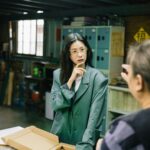 Allison Lin Instagram - 前幾天到了手工裝盒的工廠 觀看《36》攝影集的盒裝過程 看見姊姊們動作熟稔又精準 非常用心地對待 自己透過點滴時光集結而成的作品 我內心充滿感激 於是更加期待這次的作品 可以趕快送到各位的手上 也期待你們的心情分享 另外 《36》攝影集不會在連鎖通路販售 也許將來會在某些獨立書店裡與各位相遇 在此之前 線上填Google表單是唯一的購買渠道 再請各位多多支持 =============================== 《36》攝影集將於3月6日陸續寄出 我嘗試地折了幾個包裝盒 如果有歪掉或是不小心撕到小邊邊 就是我做的好事 請大家笑納 ？ 攝影集傳送門： https://reurl.cc/KMp0Oq 照片感謝 編輯 煜幃 @doistrakh 小編 小青親 @weteamwork.co P.S. 最後一張照片，要猜一下是什麼嗎？(^_^)v #36攝影集