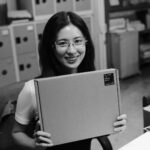 Allison Lin Instagram - 前幾天到了手工裝盒的工廠 觀看《36》攝影集的盒裝過程 看見姊姊們動作熟稔又精準 非常用心地對待 自己透過點滴時光集結而成的作品 我內心充滿感激 於是更加期待這次的作品 可以趕快送到各位的手上 也期待你們的心情分享 另外 《36》攝影集不會在連鎖通路販售 也許將來會在某些獨立書店裡與各位相遇 在此之前 線上填Google表單是唯一的購買渠道 再請各位多多支持 =============================== 《36》攝影集將於3月6日陸續寄出 我嘗試地折了幾個包裝盒 如果有歪掉或是不小心撕到小邊邊 就是我做的好事 請大家笑納 ？ 攝影集傳送門： https://reurl.cc/KMp0Oq 照片感謝 編輯 煜幃 @doistrakh 小編 小青親 @weteamwork.co P.S. 最後一張照片，要猜一下是什麼嗎？(^_^)v #36攝影集