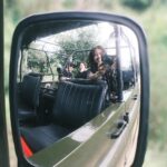 Allison Lin Instagram - 最近因為主持旅遊節目，在世界各地的飛行次數逼近了以前做空服員的日子。 前陣子登機的時候，遠遠地瞥見一個熟悉的身影在飛機門口迎賓。老天，還沒看清楚人影，光是聲音就可以讓你百分之百確定那是誰；同期訓練前同事啊，就算模樣千變萬化，彼此也一定馬上能夠秒認出對方。我們尖叫到連機長都知道他的組員遇到同期的。 原來前同事換公司飛了，這種不期而遇簡直一萬年才能有一次，同樣的兩個人站在跟以往不同的機艙裡，想起以前在陌生環境一起打拼、相依為命，興奮而五味雜陳的心情不言而喻。 能夠在冷冷的歲末見到想見的人是最幸福的，也許大家也可以趁著年節挑個錢包或背包當作禮物，送給家人或老朋友，讓他們知道，其實你一直都有放在心上。 #FossilTW #台灣總代理青霆亞太 @dfapactw #MadeForThis #FossilCollective @fossil