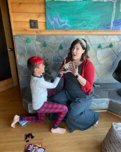 Allison Tolman Instagram - Please enjoy this photo shoot Dezi and I did with the Oscar he got me for Christmas, including a short scene he pitched and directed. 🎄