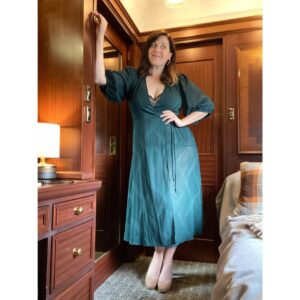 Allison Tolman Instagram - We dressed for dinner on the @belmondroyalscotsman, so here are my leeewks. As you can see, I figured out a nifty suitcase balancing timer set up by night two. 👍🏻