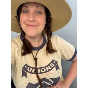 Allison Tolman Instagram - I signed up to be an @sagaftra strike captain and then at 12:01 on the dot this gigantic sun hat magically appeared on my head. Let’s go guys!