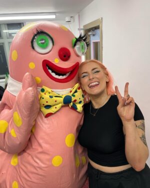 Allison Woodard Instagram - blobby blobby blo bby 

#alliekatch #wrestling #womenswrestling #intergenderwrestling #deathmatchwrestlling #tagteamwrestling #bussy #blobby #mrblobby #riotcabaret #claphamgrand