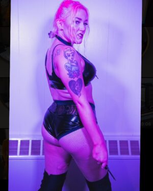 Allison Woodard Instagram - ♒️ Do you wanna see the girl who lives behind the aura?♒️
.
.
.
.
.
#alliekatch #wrestling #womenswrestling #intergenderwrestling #deathmatchwrestling #knife #aura #ladygaga #photography