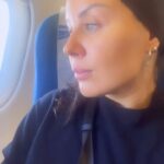 Alma Hätönen Instagram - Kattokaa missä oon 😭 Melkein vuorokauden kestänyt matkustaminen (ja melkein vuoden kestänyt odottaminen!!) on päättynyt ja täällä ollaan @flykaravek 💜 Huomenna käynnistyy ilma-akrobatia treenit näissä maisemissa, joissa ilma väreilee rauhaa. Kävin äsken roikkumassa hetken pää alaspäin ja itketti ja nauratti samaan aikaan. Teen töitäkin täältä käsin, mutta päiviä rytmittää kieppuminen, roikkuminen ja leikkiminen🥹💜 Kiitos rakas sirkusguru @petrakalliomaa että saadaan kokea tää sun kanssa💕 Chiang Rai, Thailand
