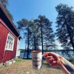 Alma Hätönen Instagram - Maailman ihanimmat pari päivää mökillä 🥹🦋 Tiedostin sen, että tässä hetkessä just nyt kaikki on tosi hyvin. Jossain vaiheessa tulee varmasti jotain murhetta, kuten elämään kuuluu, mutta _nyt_ on tasapaino ja rauha.✨