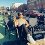 Alma Hätönen Instagram - Kävin nostamassa maljan päättyneelle pääsykoerupeamalle✨ Tänään oli siis psykologian ja logopedian pääsykokeet. Menin rauhallisin mielin, jotenkin nauratti koko tilanne. Että siellä me aikuiset ollaan rivissä hallissa vastaamassa kysymyksiin seuraavat kolme tuntia. Se tuntui samaan aikaan joltain maailman hassuimmalta larpilta ja maailman tärkeimmältä. Kokeesta en osaa sanoa yhtään, että miten meni! Joko hyvin tai huonosti 🤷‍♀️ Aivot on tehnyt kuitenki valtavan työn ja tänään kiittelinkin niitä tästä prosessista. Hirveästi on opittu ja se tehty mitä pystyttiin. 🧠 Nyt tovi lepoa ja sen jälkeen aloittelen kasaamaan uutta Yöpuolen tarinoita kautta 🔮