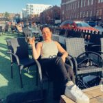 Alma Hätönen Instagram - Kävin nostamassa maljan päättyneelle pääsykoerupeamalle✨ Tänään oli siis psykologian ja logopedian pääsykokeet. Menin rauhallisin mielin, jotenkin nauratti koko tilanne. Että siellä me aikuiset ollaan rivissä hallissa vastaamassa kysymyksiin seuraavat kolme tuntia. Se tuntui samaan aikaan joltain maailman hassuimmalta larpilta ja maailman tärkeimmältä. Kokeesta en osaa sanoa yhtään, että miten meni! Joko hyvin tai huonosti 🤷‍♀️ Aivot on tehnyt kuitenki valtavan työn ja tänään kiittelinkin niitä tästä prosessista. Hirveästi on opittu ja se tehty mitä pystyttiin. 🧠 Nyt tovi lepoa ja sen jälkeen aloittelen kasaamaan uutta Yöpuolen tarinoita kautta 🔮