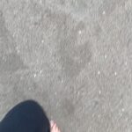 Alma Hätönen Instagram - Aattelin, että teen sellasen ”olipa kyllä ihanan tapahtumarikas reissu Espanjaan” postauksen, mut kuten näistä kuvista näkee: Ei ollut! Kävin rannalla kerran, läppärin ääressä kävin senkin edestä🤓 mutta oli ihanaa nähdä äitiä ja hänen kumppaniaan sekä opiskella rauhassa ilman arjen kiireitä. Et ehkä oliki kyl aika ihanaa vaikka ei tapahtumarikasta💜 Ylihuomenna on sitten psykan ja logopedian pääsykokeet. Olo on rauhallinen, se on tehty mikä on ollut tehtävissä eikä se etukäteen stressaamalla muuksi muutu. Koe voi olla mitä tahansa. Muutenkin meen lähinnä treenaamaan koetilannetta tulevaisuutta varten. Hienoa ja aivan parasta, jos siitä seuraa jotain, mutta oon ymmärtänyt, että näille aloille haetaan usein about 2-7x ennen sisäänpääsyä, joten otan aika chillisti🧘‍♀️ OKEI PAKKO LISÄTÄ ET MYÖS JOKA VIIDES MINUUTTI JÄNNITTÄÄ IHAN PERKULEESTI. Mut sit taas ihan chill 🌊🌊🌊
