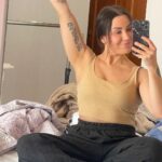 Alma Hätönen Instagram - Aattelin, että teen sellasen ”olipa kyllä ihanan tapahtumarikas reissu Espanjaan” postauksen, mut kuten näistä kuvista näkee: Ei ollut! Kävin rannalla kerran, läppärin ääressä kävin senkin edestä🤓 mutta oli ihanaa nähdä äitiä ja hänen kumppaniaan sekä opiskella rauhassa ilman arjen kiireitä. Et ehkä oliki kyl aika ihanaa vaikka ei tapahtumarikasta💜 Ylihuomenna on sitten psykan ja logopedian pääsykokeet. Olo on rauhallinen, se on tehty mikä on ollut tehtävissä eikä se etukäteen stressaamalla muuksi muutu. Koe voi olla mitä tahansa. Muutenkin meen lähinnä treenaamaan koetilannetta tulevaisuutta varten. Hienoa ja aivan parasta, jos siitä seuraa jotain, mutta oon ymmärtänyt, että näille aloille haetaan usein about 2-7x ennen sisäänpääsyä, joten otan aika chillisti🧘‍♀️ OKEI PAKKO LISÄTÄ ET MYÖS JOKA VIIDES MINUUTTI JÄNNITTÄÄ IHAN PERKULEESTI. Mut sit taas ihan chill 🌊🌊🌊