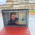 Alma Hätönen Instagram - Aattelin, että teen sellasen ”olipa kyllä ihanan tapahtumarikas reissu Espanjaan” postauksen, mut kuten näistä kuvista näkee: Ei ollut! Kävin rannalla kerran, läppärin ääressä kävin senkin edestä🤓 mutta oli ihanaa nähdä äitiä ja hänen kumppaniaan sekä opiskella rauhassa ilman arjen kiireitä. Et ehkä oliki kyl aika ihanaa vaikka ei tapahtumarikasta💜 Ylihuomenna on sitten psykan ja logopedian pääsykokeet. Olo on rauhallinen, se on tehty mikä on ollut tehtävissä eikä se etukäteen stressaamalla muuksi muutu. Koe voi olla mitä tahansa. Muutenkin meen lähinnä treenaamaan koetilannetta tulevaisuutta varten. Hienoa ja aivan parasta, jos siitä seuraa jotain, mutta oon ymmärtänyt, että näille aloille haetaan usein about 2-7x ennen sisäänpääsyä, joten otan aika chillisti🧘‍♀️ OKEI PAKKO LISÄTÄ ET MYÖS JOKA VIIDES MINUUTTI JÄNNITTÄÄ IHAN PERKULEESTI. Mut sit taas ihan chill 🌊🌊🌊