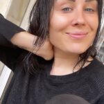 Alma Hätönen Instagram - Aattelin, että teen sellasen ”olipa kyllä ihanan tapahtumarikas reissu Espanjaan” postauksen, mut kuten näistä kuvista näkee: Ei ollut! Kävin rannalla kerran, läppärin ääressä kävin senkin edestä🤓 mutta oli ihanaa nähdä äitiä ja hänen kumppaniaan sekä opiskella rauhassa ilman arjen kiireitä. Et ehkä oliki kyl aika ihanaa vaikka ei tapahtumarikasta💜 Ylihuomenna on sitten psykan ja logopedian pääsykokeet. Olo on rauhallinen, se on tehty mikä on ollut tehtävissä eikä se etukäteen stressaamalla muuksi muutu. Koe voi olla mitä tahansa. Muutenkin meen lähinnä treenaamaan koetilannetta tulevaisuutta varten. Hienoa ja aivan parasta, jos siitä seuraa jotain, mutta oon ymmärtänyt, että näille aloille haetaan usein about 2-7x ennen sisäänpääsyä, joten otan aika chillisti🧘‍♀️ OKEI PAKKO LISÄTÄ ET MYÖS JOKA VIIDES MINUUTTI JÄNNITTÄÄ IHAN PERKULEESTI. Mut sit taas ihan chill 🌊🌊🌊