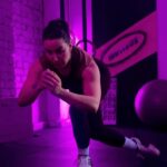 Alma Hätönen Instagram - Perjantain jumppailut näytti tältä: Tein alle lämpät + mavet: 60kg + 80kg + 80kg +70kg Vinopenkit meni 15kg käsipainoilla 3 x 8 Siihen päälle tää setti: Kulmasoutu renkailla Yhden jalan kyykyt, tasapaino oli lähtenyt jo viikonlopun viettoon. Punnerrukset Askelkyykyt lisäpainolla Olkapäiden kosketus polvet ilmassa, tälle on varmaan joku oikea nimi?😂 Istumaannousut lisäpainolla Lankku lisäpainolla Lähtisitkö kokeilemaan tätä settiä viikonloppuna?😍 #workout