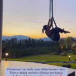 Alma Hätönen Instagram - Kun lähdin tänne retriitille ja vähän epäröin, että mitähän tästä tulee, mun läheinen muistutti, että ”SINÄ OLET SEIKKAILIJA! Löydä se puoli itsestäsi taas.” Ja sitä on nyt etsitty. On ollut aivan ihanaa ja joka päivä olen saanut ylittää itseni turvallisessa ympäristössä ja opetuksessa. 🥹💕 Oon vielä ihan newbie näissä ilma-akrohommissa, mutta koko ajan uskallan vähän enemmän. Etsin ja haen sitä seikkailijaa minussa ja rohkeutta tehdä ja mennä ja mietin, kuinka säilyttää se puoli itsestäni arjen pyörteissä. Se puoli on on ollut olemassa aina, enkä halua unohtaa sitä koskaan✨ Tunnistatko samoja ajatuksia?
