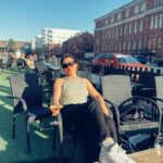 Alma Hätönen Instagram - Kävin nostamassa maljan päättyneelle pääsykoerupeamalle✨ Tänään oli siis psykologian ja logopedian pääsykokeet. Menin rauhallisin mielin, jotenkin nauratti koko tilanne. Että siellä me aikuiset ollaan rivissä hallissa vastaamassa kysymyksiin seuraavat kolme tuntia. Se tuntui samaan aikaan joltain maailman hassuimmalta larpilta ja maailman tärkeimmältä. Kokeesta en osaa sanoa yhtään, että miten meni! Joko hyvin tai huonosti 🤷‍♀️ Aivot on tehnyt kuitenki valtavan työn ja tänään kiittelinkin niitä tästä prosessista. Hirveästi on opittu ja se tehty mitä pystyttiin. 🧠 Nyt tovi lepoa ja sen jälkeen aloittelen kasaamaan uutta Yöpuolen tarinoita kautta 🔮