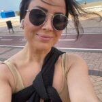 Alma Hätönen Instagram - Aattelin, että teen sellasen ”olipa kyllä ihanan tapahtumarikas reissu Espanjaan” postauksen, mut kuten näistä kuvista näkee: Ei ollut! Kävin rannalla kerran, läppärin ääressä kävin senkin edestä🤓 mutta oli ihanaa nähdä äitiä ja hänen kumppaniaan sekä opiskella rauhassa ilman arjen kiireitä. Et ehkä oliki kyl aika ihanaa vaikka ei tapahtumarikasta💜 Ylihuomenna on sitten psykan ja logopedian pääsykokeet. Olo on rauhallinen, se on tehty mikä on ollut tehtävissä eikä se etukäteen stressaamalla muuksi muutu. Koe voi olla mitä tahansa. Muutenkin meen lähinnä treenaamaan koetilannetta tulevaisuutta varten. Hienoa ja aivan parasta, jos siitä seuraa jotain, mutta oon ymmärtänyt, että näille aloille haetaan usein about 2-7x ennen sisäänpääsyä, joten otan aika chillisti🧘‍♀️ OKEI PAKKO LISÄTÄ ET MYÖS JOKA VIIDES MINUUTTI JÄNNITTÄÄ IHAN PERKULEESTI. Mut sit taas ihan chill 🌊🌊🌊