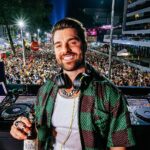 Alok Instagram - Clássico é curtir o carnaval do jeito que quiser. É brindar, cantar e aproveitar cada segundo. Alok e Black Princess tiraram muita gente do chão e fizeram do trio mais elétrico do carnaval um verdadeiro clássico da festa mais popular do mundo. Pode vir, 2024 ✨