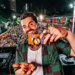 Alok Instagram - A gente destravou a crocância e fez as ruas de Salvador tremerem muito nesse Carnaval ao sabor de Ovomaltine Rocks! E nosso trio só não chegou à Lua porque a festa tava boa demais pra ir embora. Quem aí libertou seu melhor e curtiu cada batida dessa que é a maior festa da Terra? #ovomaltine #rocks #misturacrocante #ovolovers #carnavalcrocante #carnaval