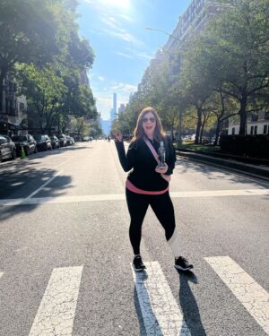 Amanda Jane Cooper Instagram - Always the best day in New York. He’s done it again! 16th marathon overall and 9th consecutive @nycmarathon. 🗽

So moved. So grateful. Way to go @andrewbellnyc. 

Plus bagels and boisterous cheering with @anniefdowns, @meredithtoering & MY MOM! 

Jewelry by @marrincostellojewelry