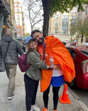 Amanda Jane Cooper Instagram - Always the best day in New York. He’s done it again! 16th marathon overall and 9th consecutive @nycmarathon. 🗽

So moved. So grateful. Way to go @andrewbellnyc. 

Plus bagels and boisterous cheering with @anniefdowns, @meredithtoering & MY MOM! 

Jewelry by @marrincostellojewelry