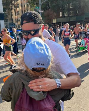 Amanda Jane Cooper Instagram - Always the best day in New York. He’s done it again! 16th marathon overall and 9th consecutive @nycmarathon. 🗽

So moved. So grateful. Way to go @andrewbellnyc. 

Plus bagels and boisterous cheering with @anniefdowns, @meredithtoering & MY MOM! 

Jewelry by @marrincostellojewelry