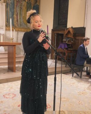 Amanda Jane Cooper Instagram - Concert season! Honored to sing for @cityrelief with @brandnewnyla, @louisjfernandez & The Bobby Lewis Ensemble. Swipe for gloryyy and a surprise visitor. 

Accompaniment by @elisauerkraut 
“Daughter of The King” by @jamiegraceh 
Jewelry by @marrincostellojewelry 
Maternity sparkles by @nuuly