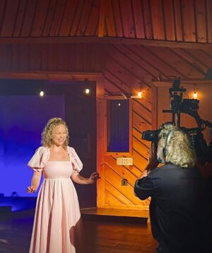 Amanda Jane Cooper Instagram - Behind the scenes of our “Popular” video shoot. 💁🏼‍♀️ Thank you @wicked_musical and @elleusa for debuting it TODAY! Honored to create with these incredible women. A pinch-me experience! #20thAnniversary 

Arranged by @backeys 
Makeup by @rachels_mane__flow 
Hair by @steve_schepis 
Directed by @david___holmes