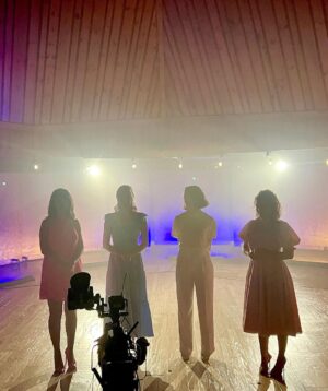Amanda Jane Cooper Instagram - Behind the scenes of our “Popular” video shoot. 💁🏼‍♀️ Thank you @wicked_musical and @elleusa for debuting it TODAY! Honored to create with these incredible women. A pinch-me experience! #20thAnniversary 

Arranged by @backeys 
Makeup by @rachels_mane__flow 
Hair by @steve_schepis 
Directed by @david___holmes
