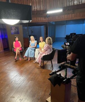 Amanda Jane Cooper Instagram - Behind the scenes of our “Popular” video shoot. 💁🏼‍♀️ Thank you @wicked_musical and @elleusa for debuting it TODAY! Honored to create with these incredible women. A pinch-me experience! #20thAnniversary 

Arranged by @backeys 
Makeup by @rachels_mane__flow 
Hair by @steve_schepis 
Directed by @david___holmes
