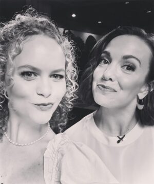 Amanda Jane Cooper Instagram - Behind the scenes of our “Popular” video shoot. 💁🏼‍♀️ Thank you @wicked_musical and @elleusa for debuting it TODAY! Honored to create with these incredible women. A pinch-me experience! #20thAnniversary 

Arranged by @backeys 
Makeup by @rachels_mane__flow 
Hair by @steve_schepis 
Directed by @david___holmes