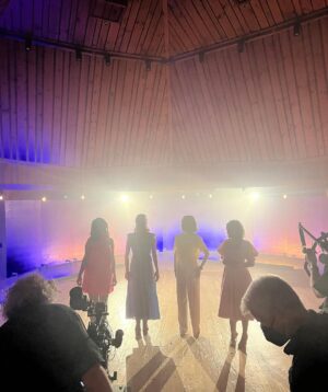 Amanda Jane Cooper Instagram - Behind the scenes of our “Popular” video shoot. 💁🏼‍♀️ Thank you @wicked_musical and @elleusa for debuting it TODAY! Honored to create with these incredible women. A pinch-me experience! #20thAnniversary 

Arranged by @backeys 
Makeup by @rachels_mane__flow 
Hair by @steve_schepis 
Directed by @david___holmes
