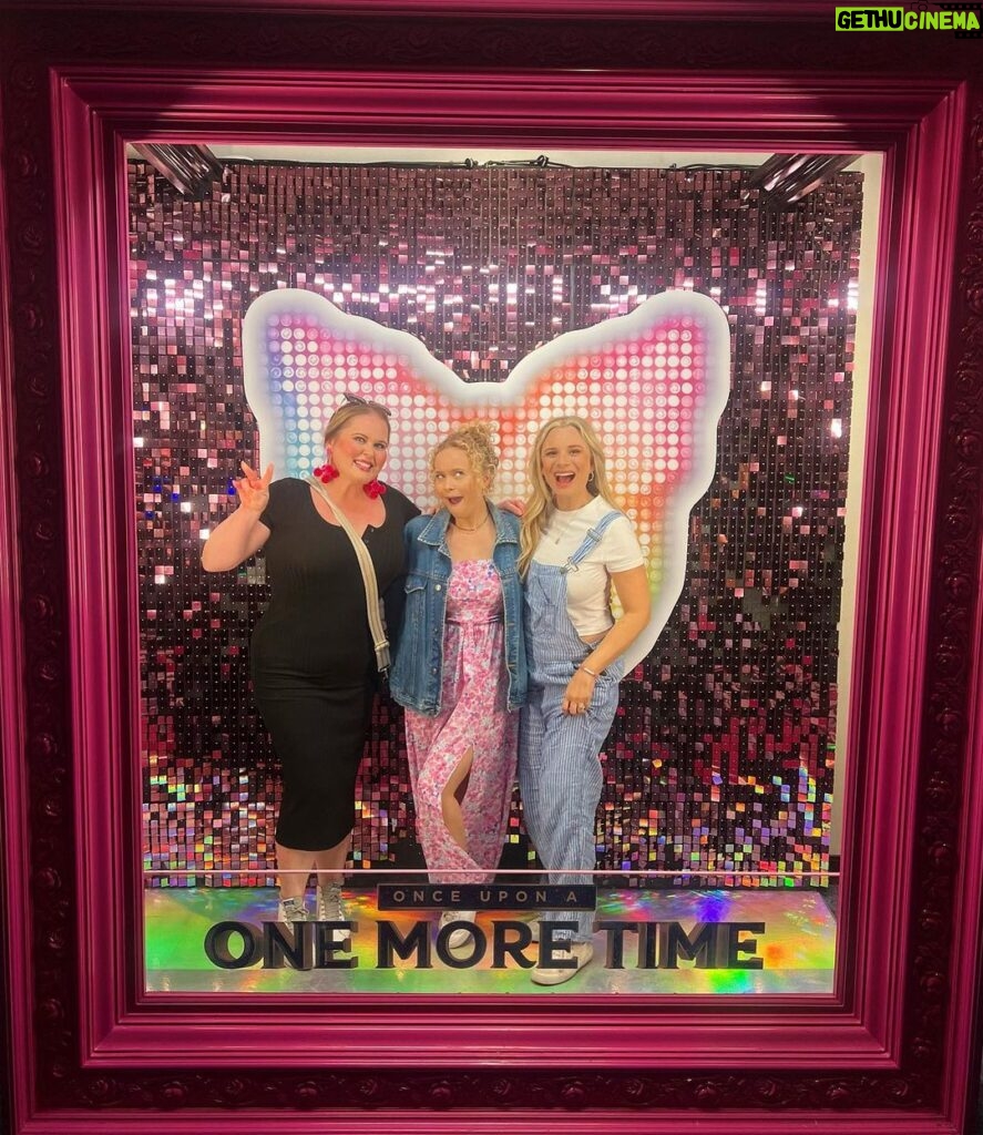 Amanda Jane Cooper Instagram - “Crazy! 🎤 I just can’t…” stop thinking about @tesssoltau and @ryahnixon in @onemoretimebway! *Hilarious* performances by these gorgeous friends. It’s “Lucky” 💁🏼‍♀️ that once upon a one more time we went to @cmudrama together. Love you ladies! Congratulations to @gifted2sing, @laurenzakrin, @thejennifersimard, @brigaheelan, @rysteele, @justinguarini and the whole cast!! Photos by @traceykdiebold 🪩 Once Upon a One More Time