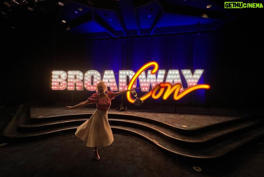 Amanda Jane Cooper Instagram - One of the sweetest days of summer: @bwaycon edition! 🍓 Thank you @qubrown and @youvegotkev of @sentmenpod for hosting this splendid panel of wondrous @wicked_musical women. Stay tuned for episode details! @alyssajoyfox @jennydinoia @hayley_podschun @taliasuskauer Photos by @abrunkus BroadwayCon