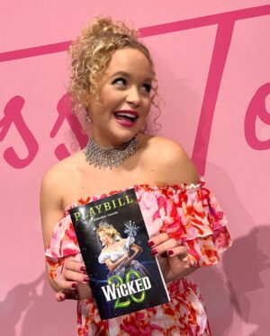 Amanda Jane Cooper Instagram - Pink goes good with green! Thank you @wicked_musical for reuniting us Galindafied gals at the thrillifying 20th Anniversary Pink Performance. 🫧

Please enjoy the truly chaotic final slide. 🙈

Photos 2, 5 & 7 by @chadkrausphoto
Other photos by @coreysteinfast