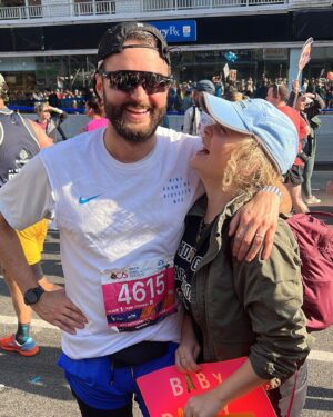 Amanda Jane Cooper Instagram - Always the best day in New York. He’s done it again! 16th marathon overall and 9th consecutive @nycmarathon. 🗽

So moved. So grateful. Way to go @andrewbellnyc. 

Plus bagels and boisterous cheering with @anniefdowns, @meredithtoering & MY MOM! 

Jewelry by @marrincostellojewelry