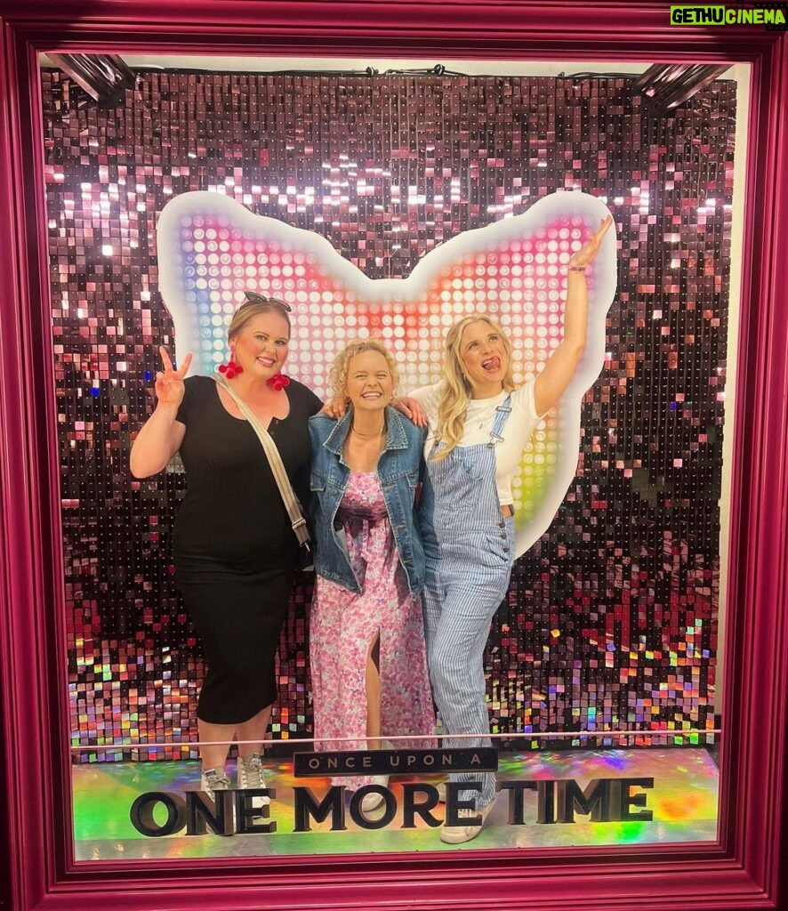 Amanda Jane Cooper Instagram - “Crazy! 🎤 I just can’t…” stop thinking about @tesssoltau and @ryahnixon in @onemoretimebway! *Hilarious* performances by these gorgeous friends. It’s “Lucky” 💁🏼‍♀️ that once upon a one more time we went to @cmudrama together. Love you ladies! Congratulations to @gifted2sing, @laurenzakrin, @thejennifersimard, @brigaheelan, @rysteele, @justinguarini and the whole cast!! Photos by @traceykdiebold 🪩 Once Upon a One More Time