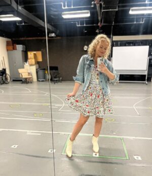 Amanda Jane Cooper Instagram - “How can I express my gratitution?” So fun to be back in Oz for a clock tick last weekend! Following the @sentmenpod @bwaycon panel on Friday, I headed to the Gershwin for the weekend as bubble-back-up where I got to witness the gorg @bekaburnham and @maryspacekate thrill us all. Be sure to get to @wicked_musical to see the amazinggggg @mckenziekurtz, @alyssajoyfox & the whole FABULOUS company. Always happy to rep #teamGlinda! 🫧