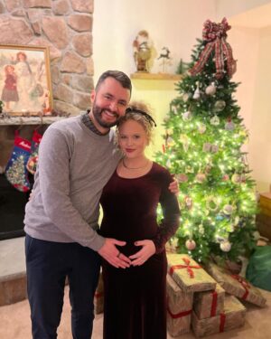 Amanda Jane Cooper Instagram - Merry Christmas!! 

You are loved. Hope is here. Emmanuel, God with us. 

Jewelry by @marrincostellojewelry